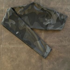 ALO Yoga Camouflage Leggings - Black and Gray